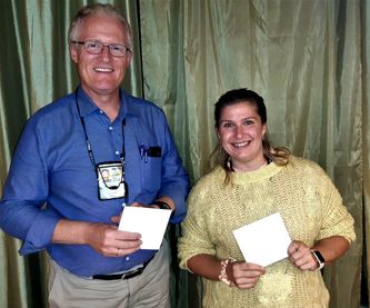 Formanden for Orienteringsafdelingen, Jan Kofoed Nielsen og FU-medlem, Ea Busch Nielsen var de heldige vindere af 2lodtrækningspræmier af kr. 250 til Føtex